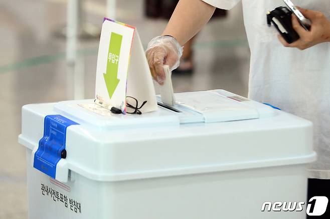 제8회 전국동시지방선거 사전투표 첫날인 27일 오전 광주 북구 전남대학교에서 마련된 사전투표소에서 시민들이 투표를 하고 있다. 2022.5.27/뉴스1 © News1 정다움 기자