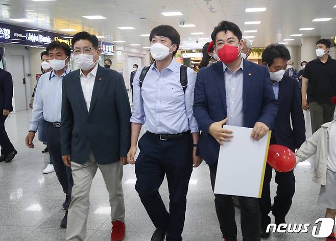 이준석 국민의힘 대표와 허향진 제주지사 후보, 부상일 제주시 을 국회의원 보궐선거 후보가 28일 오후 제주국제공항 1층 도착장으로 이동하고 있다. 2022.5.28/뉴스1 © News1 오현지 기자