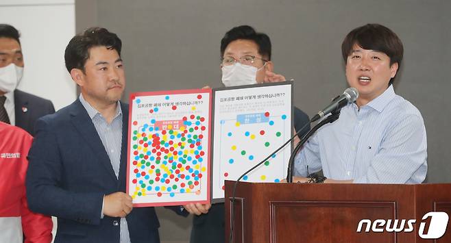 이준석 국민의힘 대표가 28일 오후 제주국제공항 1층 도착장에서 열린 제주 관광산업 말살 저지 긴급 기자회견에서 발언하고 있다. 2022.5.28/뉴스1 © News1 오현지 기자