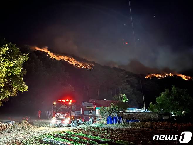 28일 오후 경북 울진군 근남면 행곡2리 산에서 불길이 번지고 있다. 산림당국인 이날 낮 12시쯤 행곡리 인근 산에서 난 불로 산림 110ha가 소실됐다고 밝혔다.(경북소방본부제공)2022.5.28/뉴스1 © News1 최창호 기자