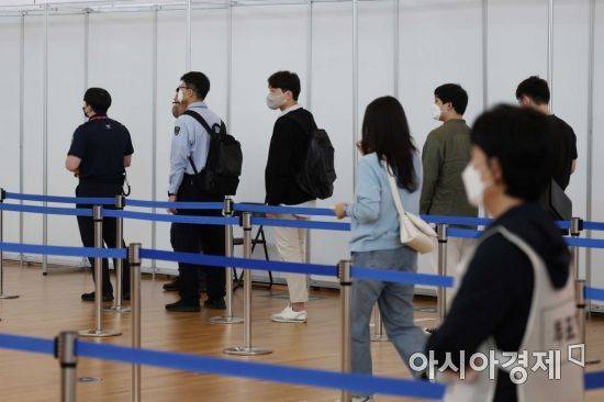 제8회 전국동시지방선거 사전투표일 인천국제공항 제1여객터미널에 마련된 사전투표소에서 시민들이 투표를 하고 있다. /문호남 기자 munonam@