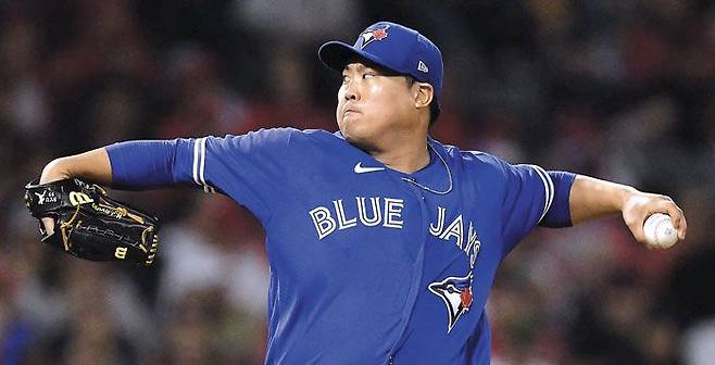 27일 LA 에인절스와의 원정 경기에 선발로 나선 류현진(토론토 블루제이스)이 역투하는 모습. 류현진은 일본 출신 야구 천재 오타니 쇼헤이와 메이저리그에서 첫 선발 대결을 벌인 데 이어 투타 대결도 펼쳤다. 류현진은 오타니를 상대로 삼진 1개 포함, 3타석을 무안타로 틀어막았고, 5이닝 2실점으로 승리 투수가 돼 한일 투수 대결서 판정승했다. 오타니는 6이닝 동안 삼진 10개를 뺏었지만, 홈런 2개 포함해 6안타 5실점하며 패전 투수가 됐다. /USA투데이스포츠 연합뉴스