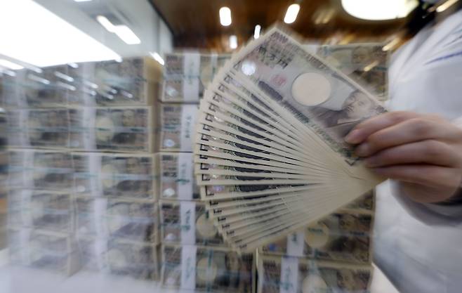 지난 5월 서울 중구 하나은행 위변조대응센터에 쌓인 엔화./뉴시스2022.05.16.