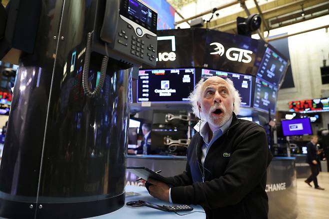 뉴욕증권거래소(NYSE) 입회장의 한 트레이더. /로이터