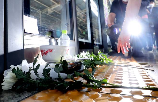 구의역 참사 6주기를 맞은 28일 서울 광진구 구의역에서 시민들이 지난 2016년 스크린 도어를 고치다 사망한 김 군을 추모하며 헌화하고 있다. /뉴스1