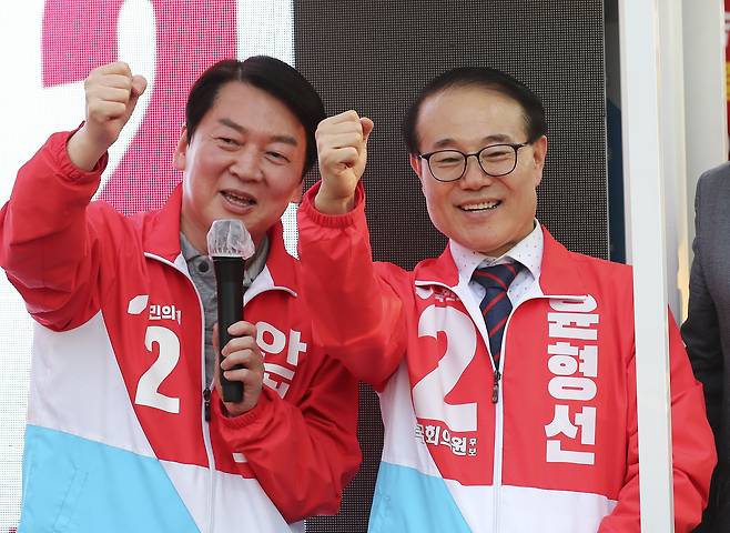 국민의힘 안철수 성남분당갑 국회의원 후보가 22일 인천 계양구청 앞에서 윤형선 후보 유세차에 올라 지원 유세를 하고 있다. /연합뉴스