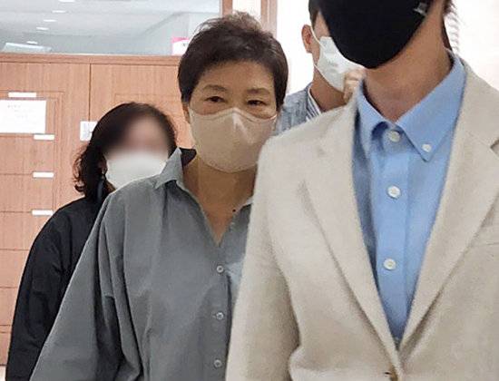 박근혜 전 대통령이 28일 오전 대구 달성군 유가읍 행정복지센터에 마련된 사전투표소에서 투표를 마친 뒤 돌아가고 있다. 이날 사전투표에는 유영하 변호사가 동행했다. 뉴스1/독자 제공