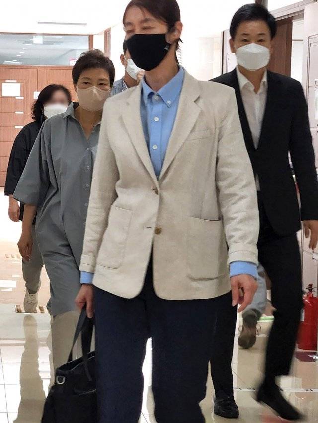 박근혜 전 대통령이 28일 오전 대구 달성군 유가읍 행정복지센터에 마련된 사전투표소에서 투표를 마친 뒤 돌아가고 있다. 이날 사전투표에는 유영하 변호사가 동행했다. 뉴스1/독자 제공