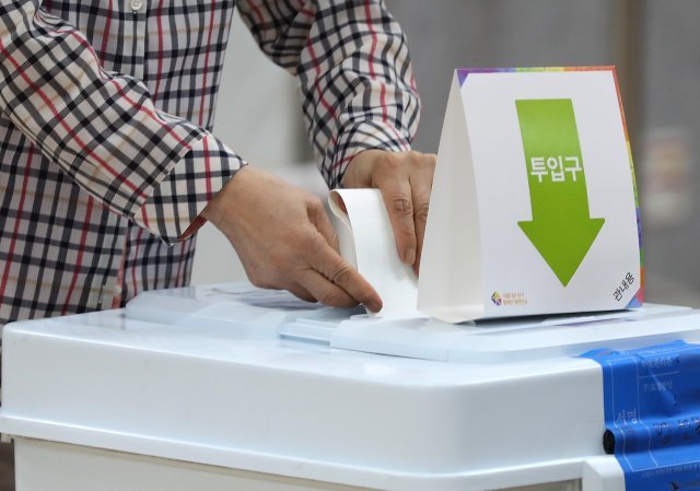 제8회 전국동시지방선거 사전 투표 이틑날인 28일 오전 서울 중구 다산동 주민센터에 마련된 사전투표소에서 유권자들이 투표하고 있다. 뉴스1
