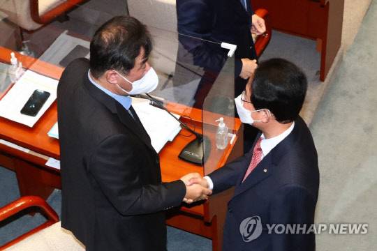 국회 예결위 류성걸 국민의힘 간사와 맹성규(왼쪽) 더불어민주당 간사가 지난 19일 국회에서 열린 예산결산특별위원회에서 인사하고 있다. <연합뉴스>