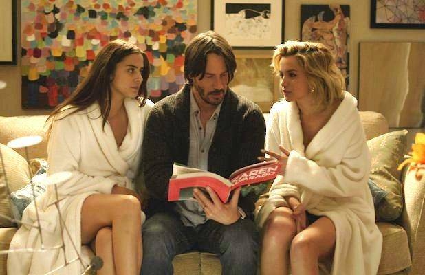 영화 '노크노크' 속 키아누 리브스(가운데)와 로렌자 이조(왼쪽) 아나 드 아르마스. 다음영화 캡처