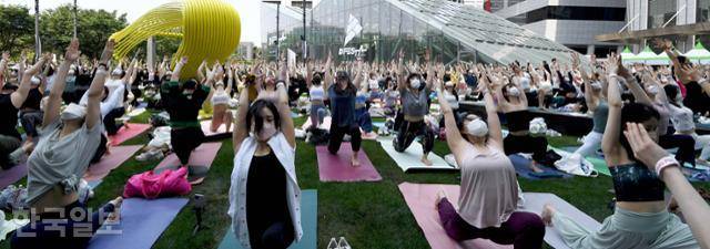 300여명의 요가인들이 '비라바드라사나1' 자세를 취하고 있다.