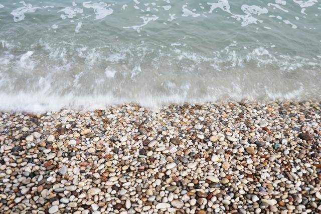 송이도 몽돌해변. 맨발로 걸으며 지압하기 딱 좋은 굵기다. ⓒ박준규
