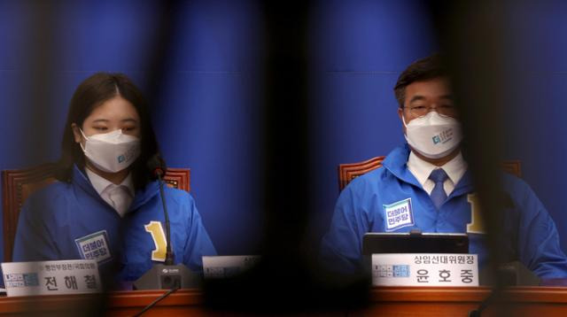 윤호중, 박지현 더불어민주당 상임선대위원장이 25일 국회에서 열린 국정균형과 민생안정을 위한 선대위 합동회의에 참석해 박홍근 공동선대위원장의 모두발언을 듣고 있다. 오대근 기자