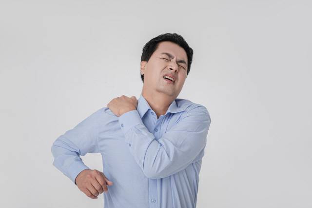 어깨 통증을 없애려면 가장 큰 어깨 근육인 승모근을 적절한 마사지로 풀어주고, 근력 운동으로 단련해줘야 한다./사진=클립아트코리아