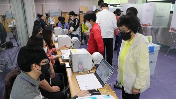 사전투표하는 유권자들 [사진 제공: 연합뉴스]