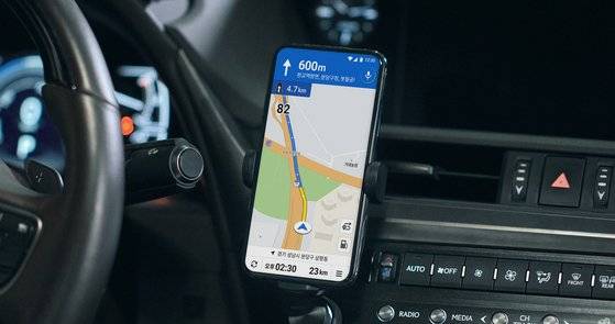 주행 중 카카오내비를 활용하는 사진. ⓒ카카오모빌리티