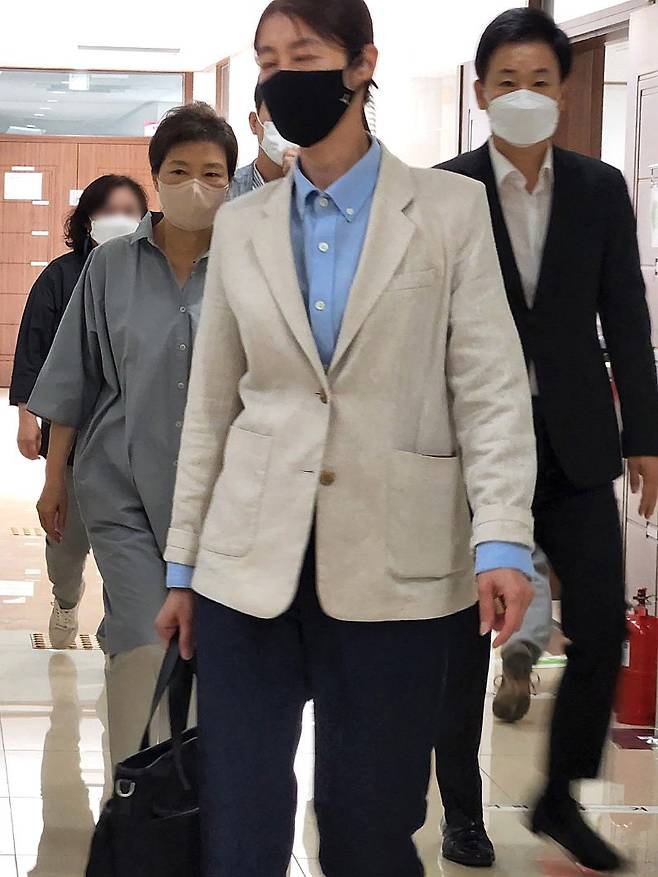 박근혜 전 대통령이 28일 오전 대구 달성군 유가읍 행정복지센터에 마련된 사전투표소에서 투표를 마친 뒤 돌아가고 있다. 이날 사전투표에는 유영하 변호사가 동행했다. [뉴스1]