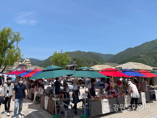 ▲ 28일 정선 아우라지역 일원에 마련된 맹글장 레일마켓에는 많은 관광객들이 방문했다.