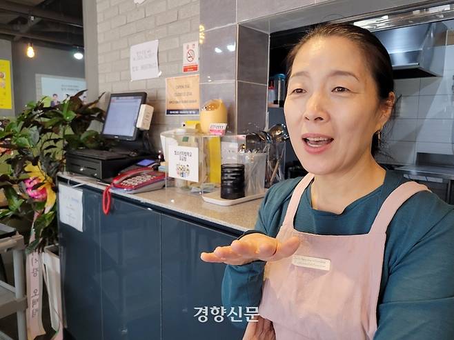 안윤숙 청년식당 대표·청소년자립학교 이사장이 5월 20일 전북 익산의 청년식당 2호점에서 경향신문과 인터뷰하고 있다.