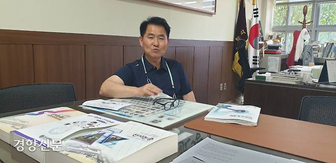 권재호 선사고 교장선생님이 선사고 교장실에서 인터뷰를 하고 있다.  김찬호 기자