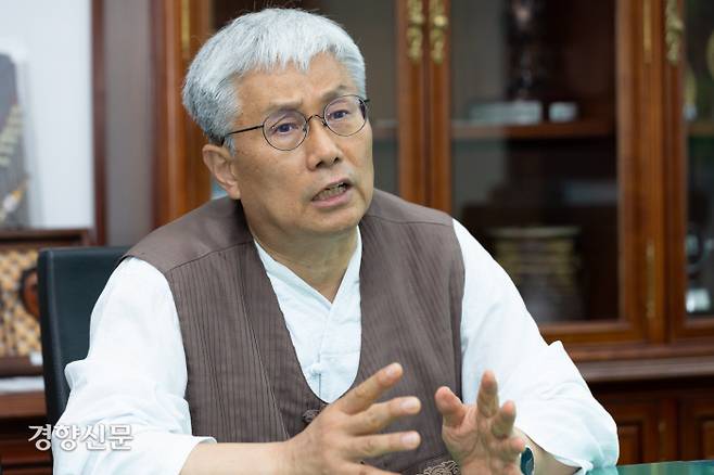 한만위 민사고 교장선생님이 인터뷰를 하고 있다.  우철훈 선임기자