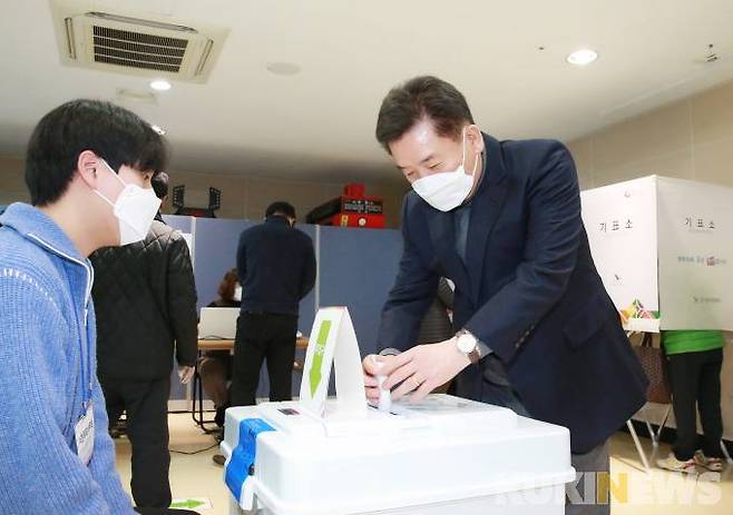 구충곤 전남 화순군수가 사전투표 첫날인 지난 27일 화순읍 화순군민종합문화센터에 마련된 사전투표소에서 투표했다.[사진=화순군]