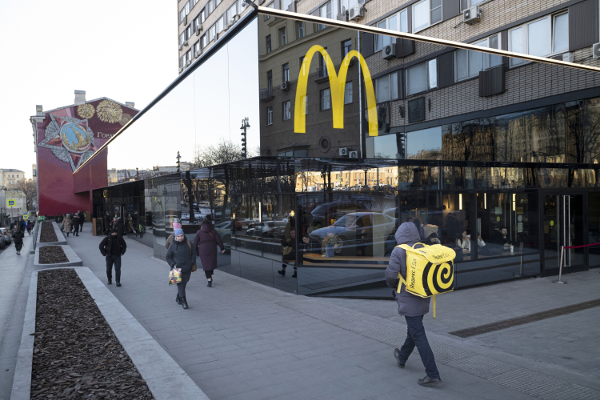 러시아 모스크바 시민들이 지난 3월 9일(현지시간) 맥도날드 가게 앞을 지나가고 있다. 맥도날드는 전날 우크라이나를 침공한 러시아에서 철수하기로 결정했다.  AP연합뉴스