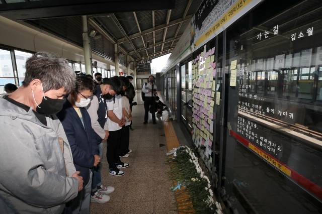 구의역 참사 6주기를 맞은 28일 오전 서울 광진구 구의역 9-4 승강장을 찾은 시민들이 김군을 추모하고 있다. 뉴시스
