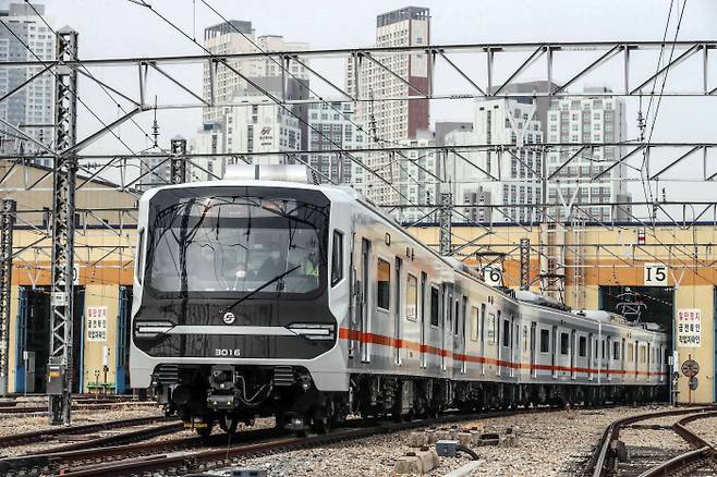 지난 2월 14일 경기도 고양시 서울교통공사 지축차량사업소 검수고에서 서울 지하철 3호선 신조전동차가 시범운행을 진행하고 있다. [사진 = 박형기 기자]
