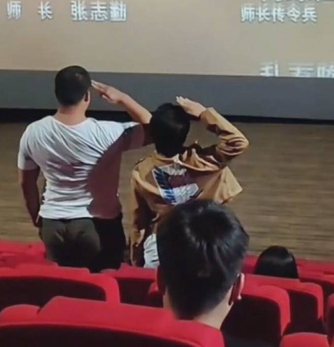 영화 장진호가 끝나자 경례하는 중국 관객들/사진=웨이보