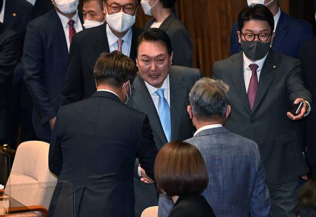 윤석열 대통령이 16일 서울 여의도 국회 본회의장에서 코로나19 손실보상을 위한 추가경정예산(추경)안에 대해 시정연설을 마친 후 본회의장을 돌며 윤호중 더불어민주당 공동비상대책위원장과 악수하고 있다. (공동취재) /사진=뉴스1