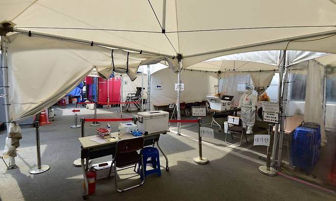 코로나19 신규 확진자가 9975명으로 집계된 지난 23일 오후 대구 수성구 보건소 선별진료소가 한산한 모습을 보이고 있다. 2022.05.23.