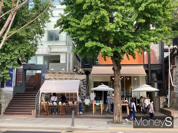 청와대 춘추문에서 옆길로 빠지면 나오는 서울 종로구 삼청로 7길에는 다양한 먹거리와 함께 모자, 여름옷 등을 판매하는 옷가게가 즐비하다. /사진=박정경 기자