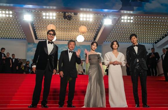 제75회 칸 국제영화제(이하 칸 영화제)가 12일간의 여정을 마무리하며 오늘 폐막한다.  사진은 영화감독 고레에다 히로카즈와(왼쪽 두번째) 배우 송강호이지은이주영강동원이 26일 오후(현지시각) 제75회 칸 국제영화제가 열리고 있는 프랑스 남부 칸 '팔레 데 페스티벌' 뤼미에르 대극장에서 열린 경쟁부문 진출작 영화 '브로커' 월드 프리미어 시사회 종료 후 극장을 떠나며 인사를 하고 있다. /사진=뉴스1