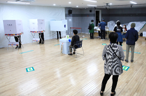 제8회 전국동시지방선거 사전 투표 이날인 28일 오전 서울 중구 다산동 주민센터에 마련된 사전투표소에서 유권자들이 투표하고 있다.  / 사진=뉴스1 구윤성 기자