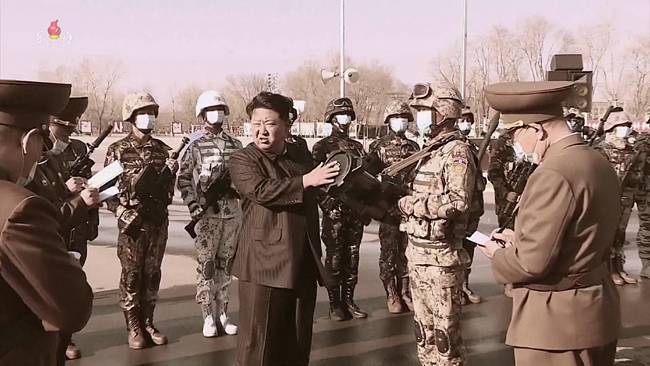 김정은 북한 국무위원장이 열병식 준비에 대해 설명하는 모습. 조선중앙TV화면·연합뉴스