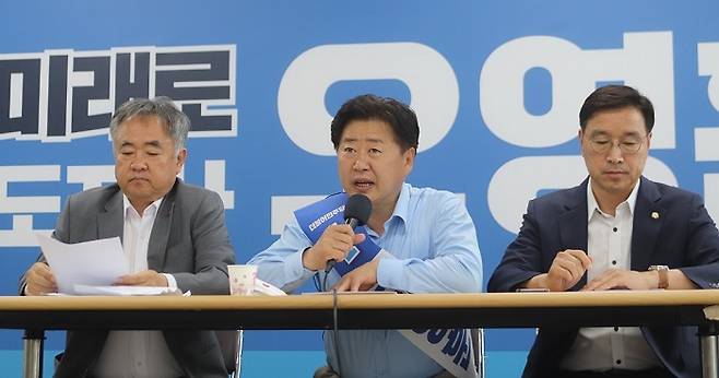 오영훈(가운데) 더불어민주당 제주지사 후보가 28일 오후 제주시 연동 선거사무소에서 기자회견을 하고 있다. 오영훈 후보 제공