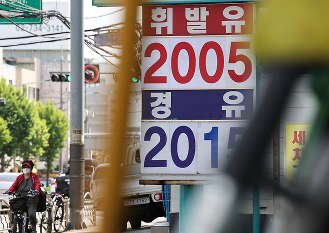 국내 경유 가격이 휘발유 가격을 넘어선 것은 2008년 6월 이후 약 14년 만이다. 사진은 27일 서울의 한 주유소. [연합]