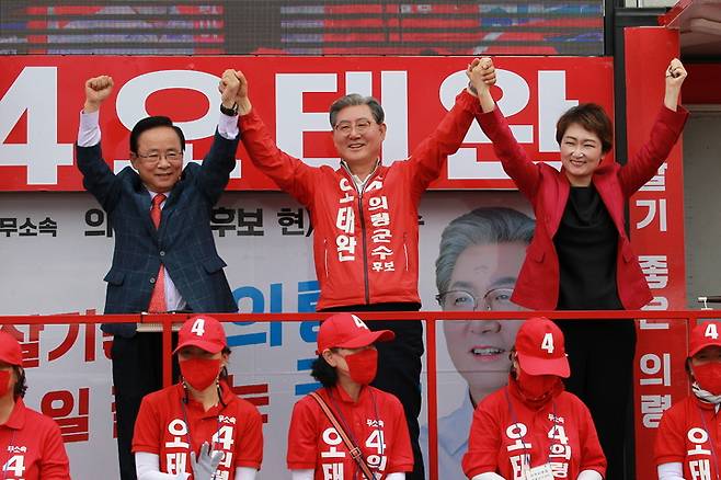 왼쪽부터 이주영 전 장관, 오태완 후보, 이언주 전 의원 *재판매 및 DB 금지