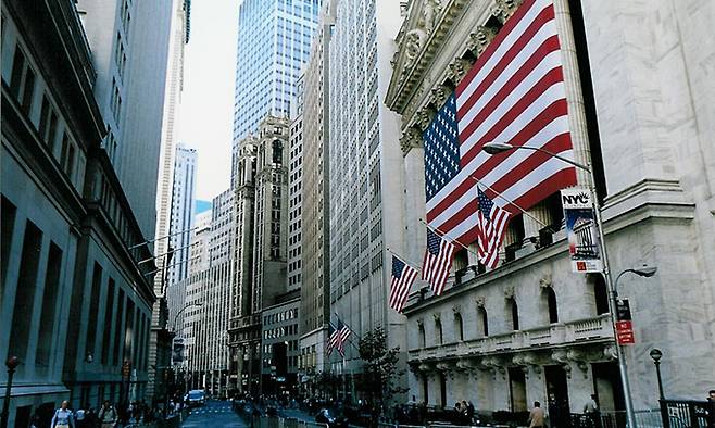 세계 최대 헤지펀드 브리지워터 어소시에이츠 창립자인 레이 달리오는 긴 역사 속에서 보이는 빅 사이클을 제대로 알아야 신속하게 포트폴리오를 다양화해서 이 사이클의 영향을 피하거나 이익을 취할 수 있다고 주장한다. 그러면서 투자의 관점에서 지난 500년간 미국과 영국, 네덜란드, 중국 등 주요국의 흥망성쇠를 들여다보고 분석한다. 사진은 미국 월가 전경. 세계일보 자료사진