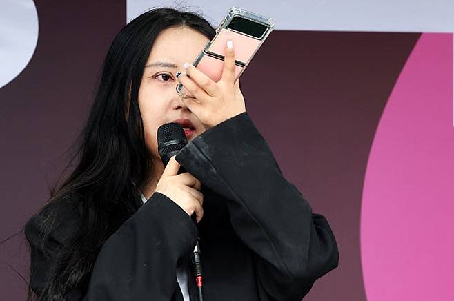 ‘국정농단’ 사건으로 수감 중인 최서원(개명 전 최순실) 씨의 딸 정유라 씨가 19일 오후 경기도 수원시 지동교에서 열린 무소속 강용석 경기도지사 후보 출정식에서 지지 발언을 하며 눈물을 닦고 있다. 2022.05.19 연합뉴스DB