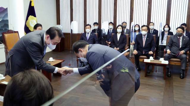 윤석열 대통령이 16일 추가경정예산안 신속 처리를 위한 국회 시정연설에 앞에 국회 접견실에서 열린 여야 지도부 환담에서 더불어민주당 박홍근 원내대표와 인사하고 있다. /연합뉴스