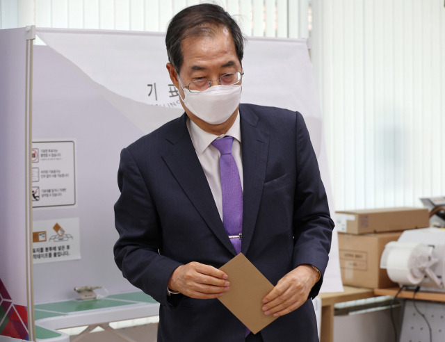 한덕수 국무총리가 27일 서울 종로구 삼청동 주민센터에서 제8회 전국동시지방선거 사전투표를 하고 있다. /연합뉴스