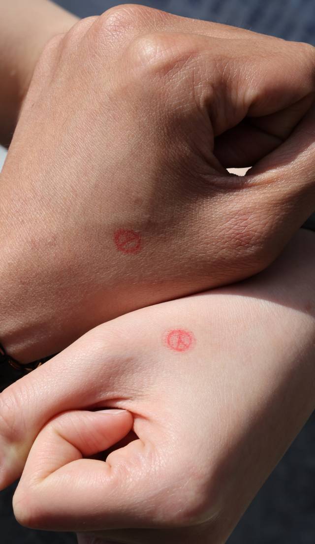 28일 서울 종로구 사전투표소에서 한 젊은 남녀가 손등에 찍은 투표 도장을 보여주고 있다. 연합뉴스