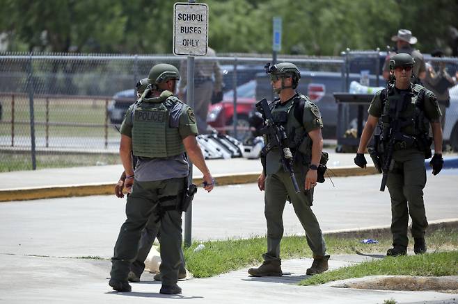 24일(현지 시각) 대규모 총격 사건이 벌어진 텍사스주 유밸디 초등학교 밖에 무장한 경찰관들이 서있다. ⓒAP연합