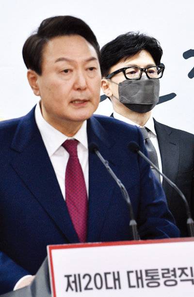 4월 13일 당시 윤석열 대통령 당선인(왼쪽)이 서울 종로구 통의동 대통령직인수위원회 사무실에서 한동훈 사법연수원 부원장(오른쪽)을 법무부 장관 후보자로 지명했다. [동아DB]