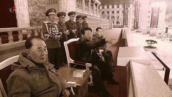 4월 열병식 리허설 직접 진두지휘한 김정은 (서울=연합뉴스) 조선중앙TV가 27일 4월 25일 열병식 준비과정이 담긴 새로운 기록영화 '조선의 존엄과 위용을 과시한 주체의 열병식'을 공개했다. 영화에는 열병식 초기 구상 단계부터 훈련과정까지 열병식 개최 전 과정에 세세히 관여하고 점검하는 김정은 국무위원장의 모습이 소상하게 담겼다.   
    [조선중앙TV 화면] 2022.5.27  [국내에서만 사용가능. 재배포 금지. For Use Only in the Republic of Korea. No Redistribution] nkphoto@yna.co.kr