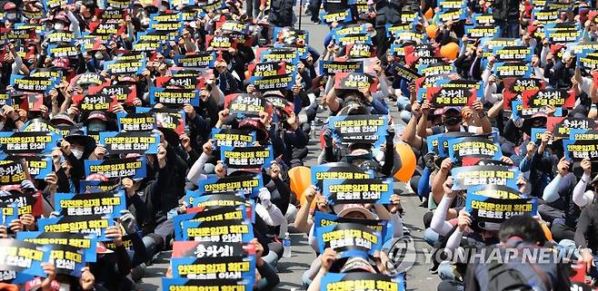 화물연대, 총파업 결의 (서울=연합뉴스) 한상균 기자 = 민주노총 화물연대가 28일 숭례문 앞 도로에서 총파업 결의대회를 하고 있다. 2022.5.28 xyz@yna.co.kr