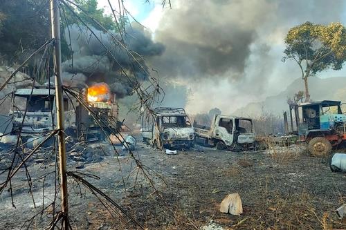 작년 12월 카야주 프루소구 모소 마을에서 전소된 차량 잔해. 이곳에서는 불에 탄 시신 35구가 발견됐다.[KNDF 제공/연합뉴스. 재판매 및 DB 금지]